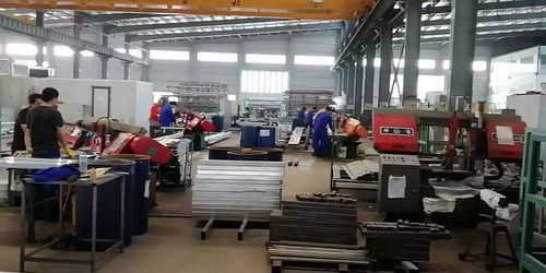 鋼鐵長(zhǎng)城 祖國(guó)69年華誕之際，金剛防彈玻璃與防護(hù)用品生產(chǎn)一線的火熱情景